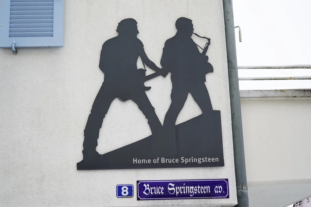 Man sieht ein Schild mit der Aufschrift «Home of Bruce Springsteen» und eines mit «Bruce Springsteen av.».